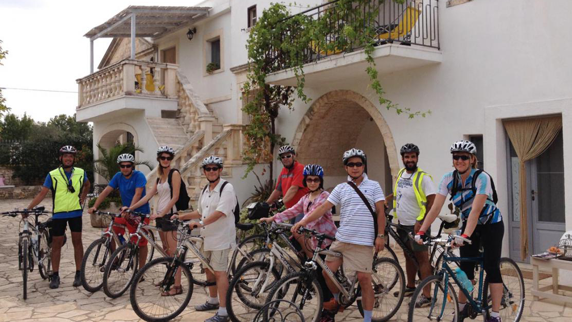 In bici tra gli ulivi millenari